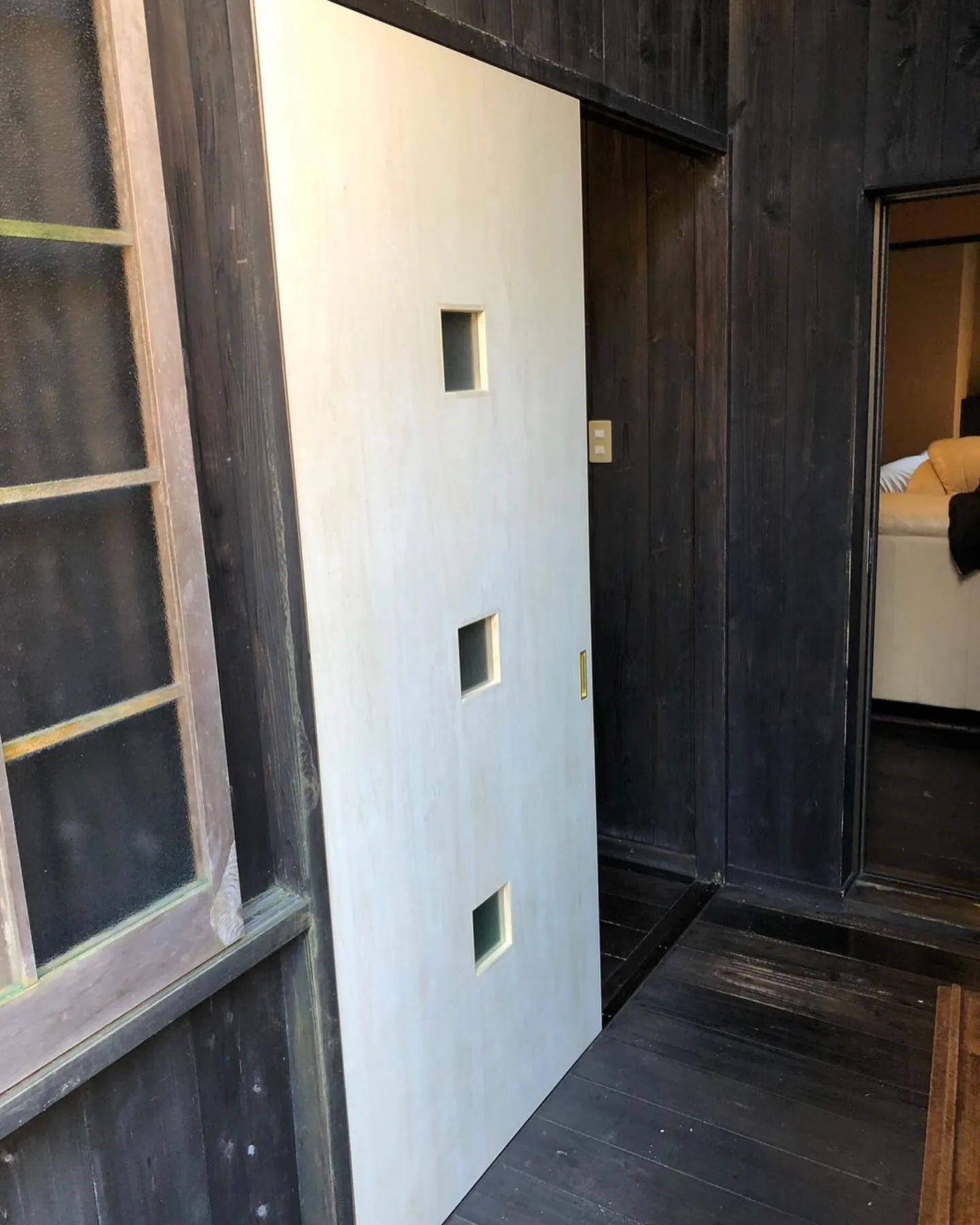 旅館の木扉交換工事