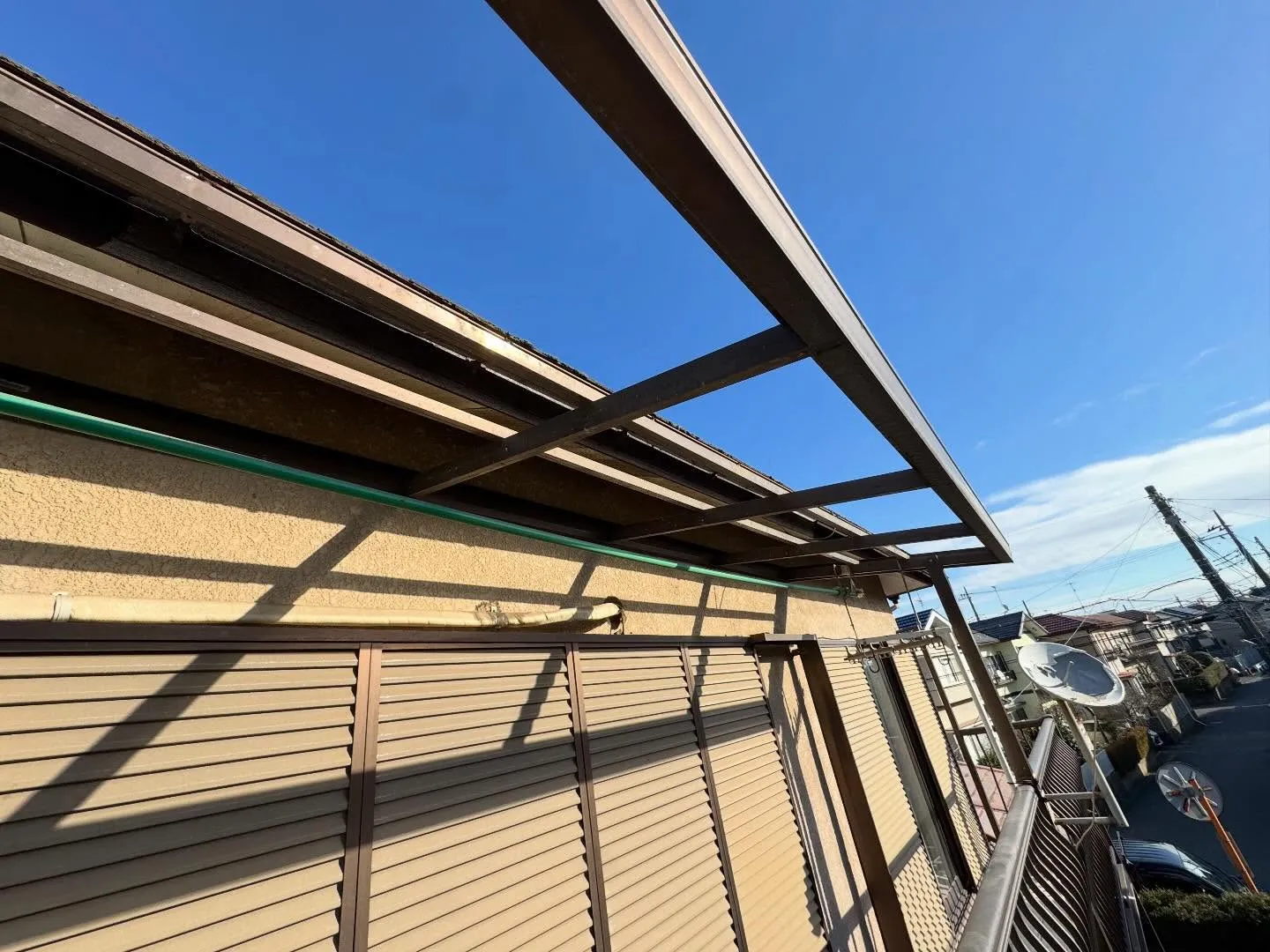 突然の大雨でベランダの屋根が壊れてしまった方はいませんか？私...